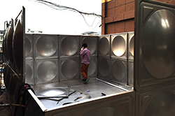 空氣能熱水器水箱施工現場